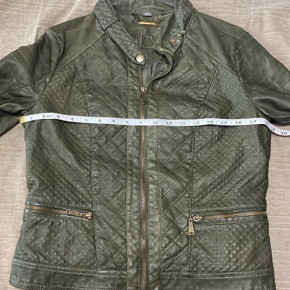 J2  Women's olive green faux leather bomber jacket w/ quilted pattern. Size M - Picture 11 of 12